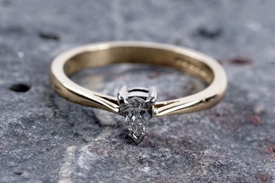 Lot 198 - A single stone pear cut diamond ring