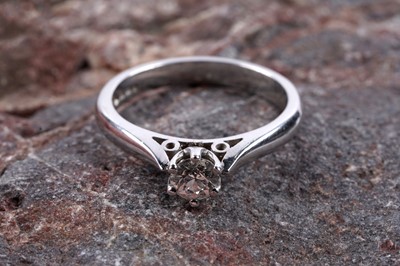 Lot 207 - A single stone diamond ring