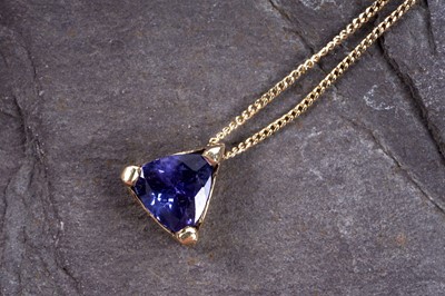 Lot 208 - A contemporary tanzanite pendant necklace