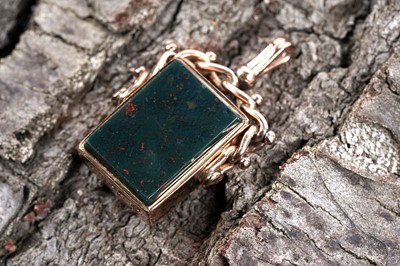 Lot 223 - A 9ct rose gold, bloodstone, and carnelian swivel fob seal or pendant