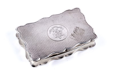 Lot 521 - An early George V silver snuff box