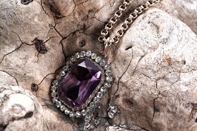 Lot 101 - An early 20th Century paste pendant on a 9ct rose gold necklace