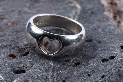 Lot 343 - A Georg Jensen silver love heart pattern ring