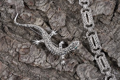 Lot 105 - An early 20th Century Art Deco lizard pattern brooch; and bracelet