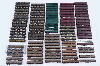 Lot 510 - A large collection of loose 00-gauge pullman and other coaches