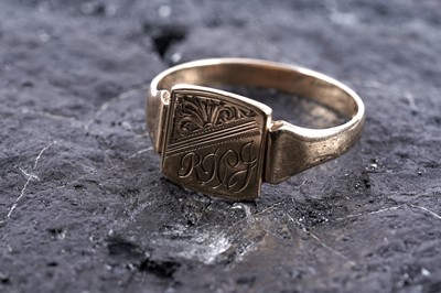 Lot 350 - A 20th Century 9ct gold signet ring