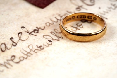Lot 118 - A 22ct gold wedding band