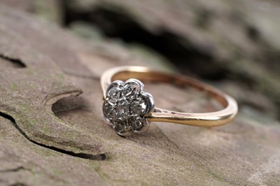 Lot 119 - An early 20th Century diamond flowerhead pattern ring