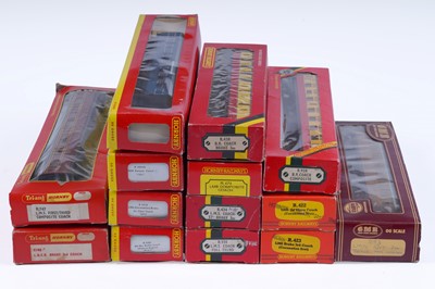 Lot 524 - A collection of fourteen boxed Hornby 00-gauge model railway carriages