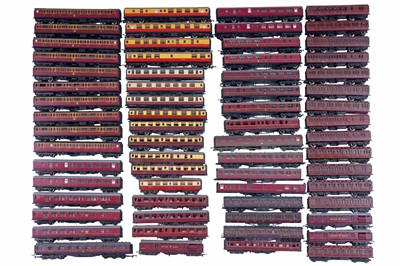 Lot 514 - A large collection of loose/unboxed 00-gauge carriages