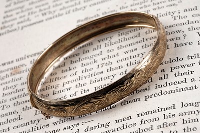 Lot 358 - A 9ct gold hinged bangle