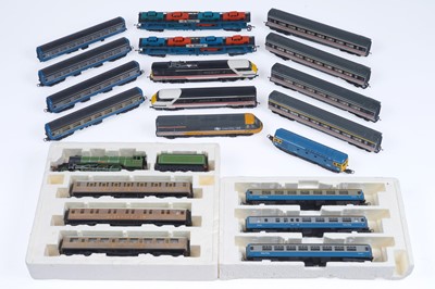 Lot 517 - A partially boxed Hornby 00-gauge trains set; and loose 00-gauge engines and rolling stock