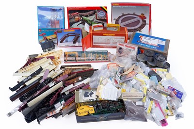 Lot 504 - A collection of 00-gauge model railway accessories and parts