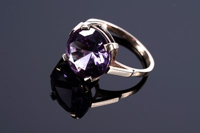 Lot 363 - A synthetic colour-change sapphire ring