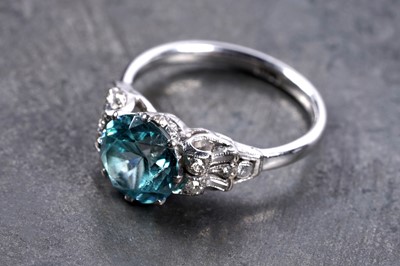 Lot 369 - An Art Deco style blue zircon and diamond ring