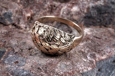 Lot 364 - A 1970's Modernist 9ct gold ring