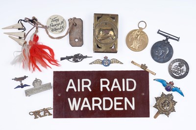 Lot 334 - A collection of militaria