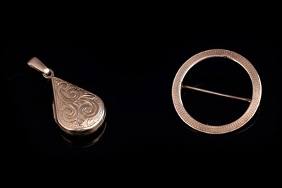 Lot 380 - A 9ct gold teardrop pattern pendant; and an annulus brooch