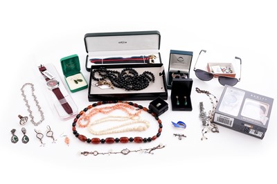 Lot 348 - Costume jewellery and watches, including a Franklin Mint "Year of the Dragon" black onyx necklace