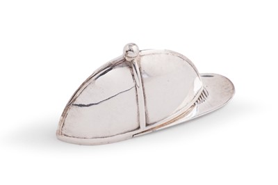 Lot 590 - An early 20th Century novelty vesta vase modelled as a jockey hat