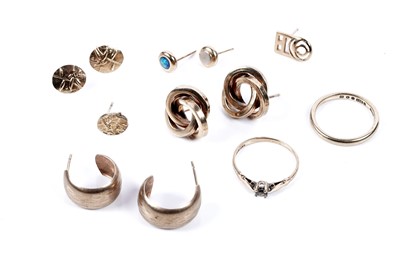 Lot 562 - Gold rings and earrings