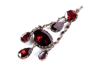 Lot 567 - A Georgian pendant, pinch-set in a gold closed-back setting