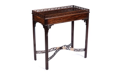Lot 587 - An Edwardian mahogany silver table