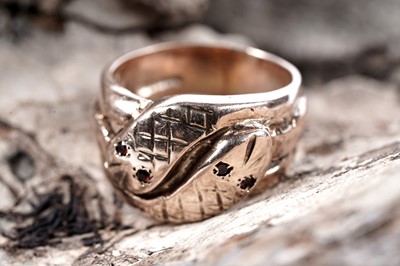 Lot 534 - A Victorian style 9ct gold serpentine ring