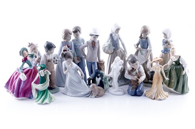 Lot 370 - A selection of ceramic figurines