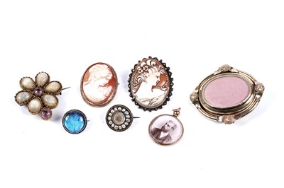 Lot 565 - 19th Century and later brooches and pendants