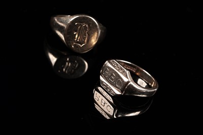 Lot 589 - Two 9ct gold signet rings