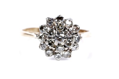 Lot 592 - A diamond cluster ring