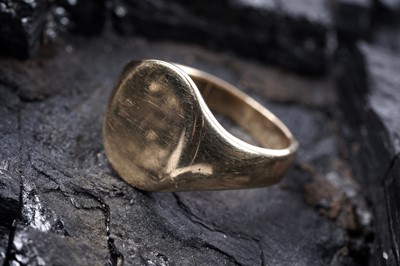 Lot 605 - An 18ct gold signet ring