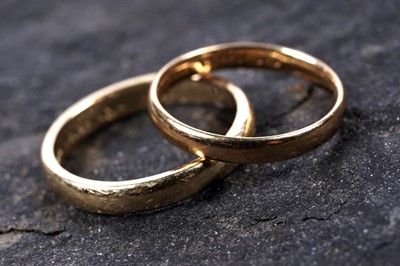 Lot 606 - Two 18ct gold wedding bands