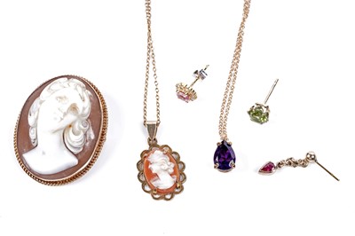 Lot 612 - Cameo and other jewellery, including: an amethyst pendant on chain