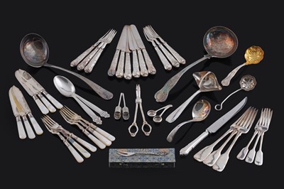 Lot 418 - A selection of silver-plated cutlery and flatware