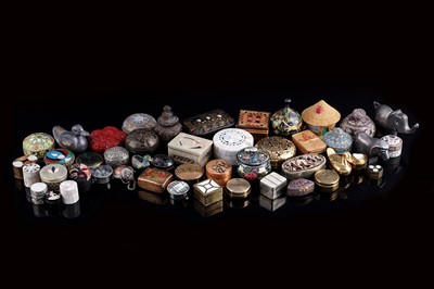 Lot 214 - A collection of lidded boxes and further ornaments