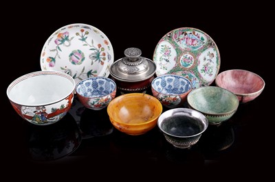 Lot 405 - A collection of Chinese ceramics and stoneware