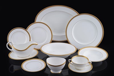 Lot 351 - A composed part dinner service