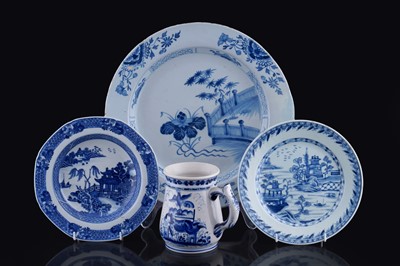 Lot 302 - A collection of blue and white ceramics