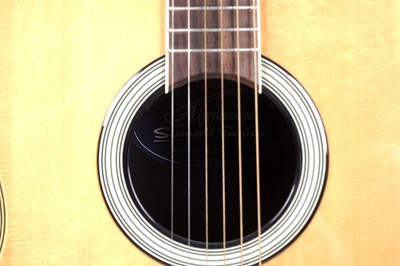 Lot 53 - A left-handed Ovation Applause