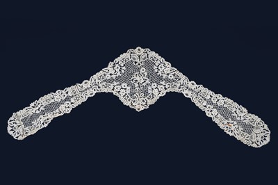 Lot 484 - An 18th Century 'lace head' with lappets | Countess Grey provenance