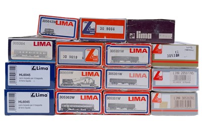 Lot 256 - Fifteen boxed Bachmann 00-gauge wagons, coaches and other rolling stock