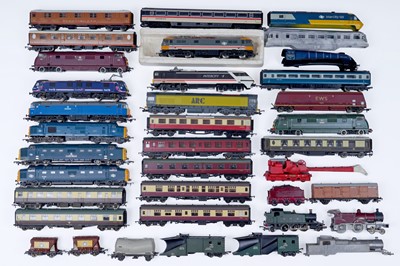 Lot 210 - Loose 00-gauge locomotives and rolling stock