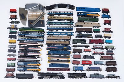 Lot 218 - Loose 00-gauge locomotives and rolling stock