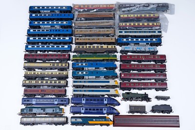 Lot 228 - Loose 00-gauge locomotives, rolling stock and coaches