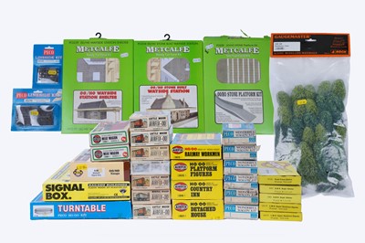 Lot 236 - A selection of boxed 00 and H0 gauge model railway model kits and accessories