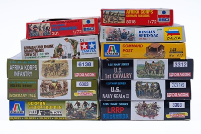 Lot 316 - Eleven 1:35 scale figure kits