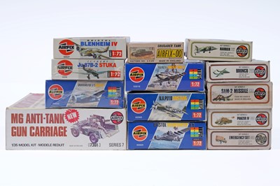 Lot 304 - A collection of Airfix 1:72 and 00 scale model kits; and a 1:35 scale M6 Anti-Tank Gun Carriage