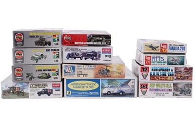 Lot 285 - Thirteen model kits